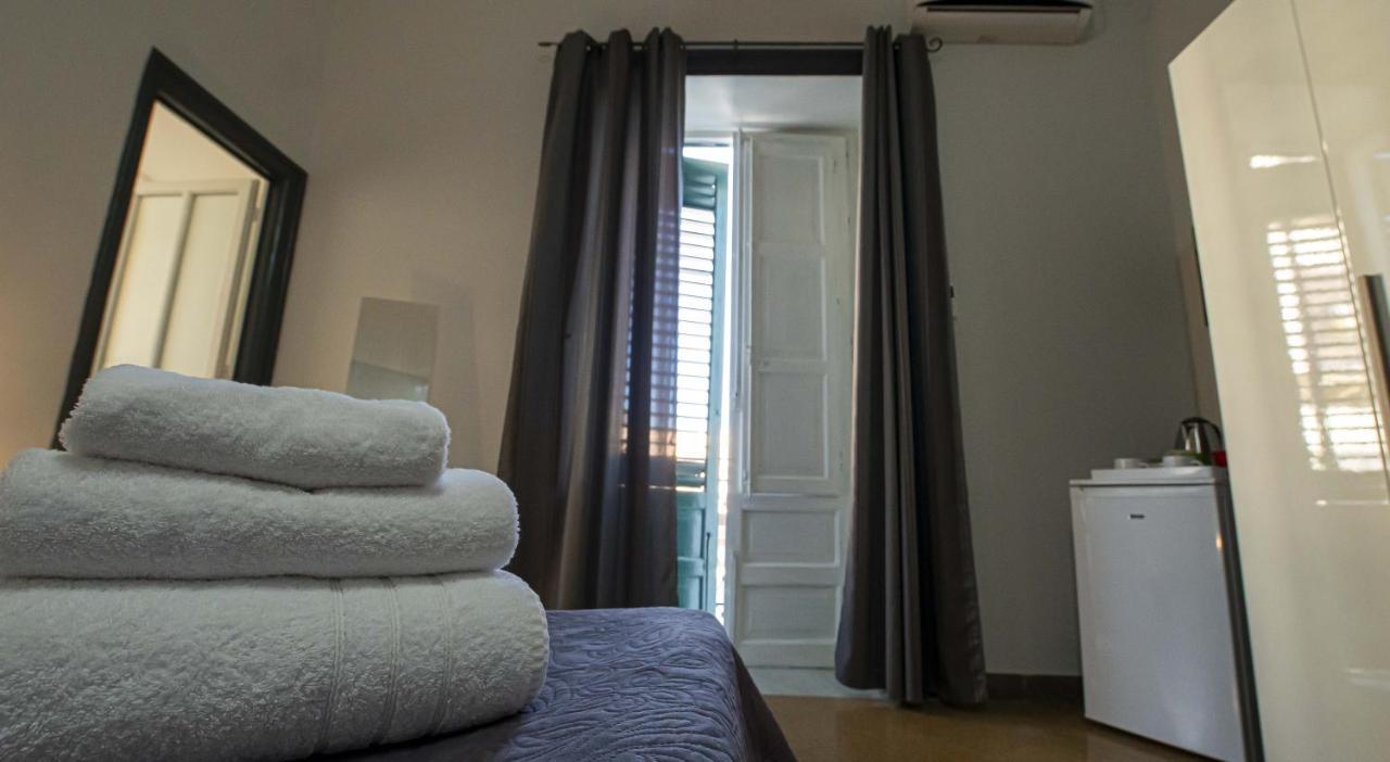 Giachi Friendly Rooms Alla Stazione Palermo Bagian luar foto